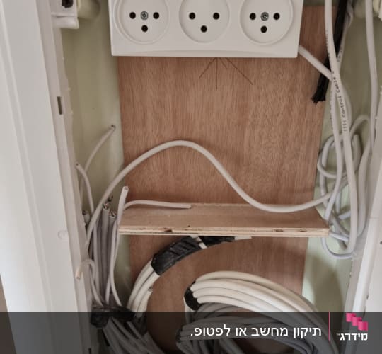שקעי חשמל וכבלים בתוך ארון תקשורת